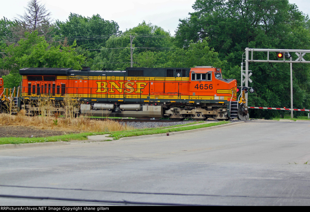 BNSF 4656 Brings a NB ore train into Town!